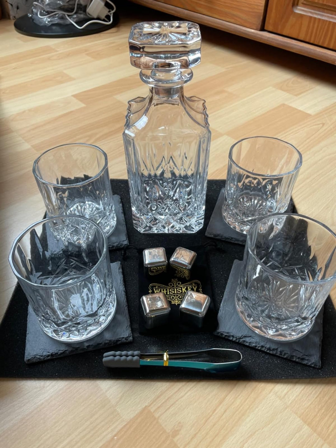 classic_whiskey_decanter_gift_set_accessoires_glasses_stones