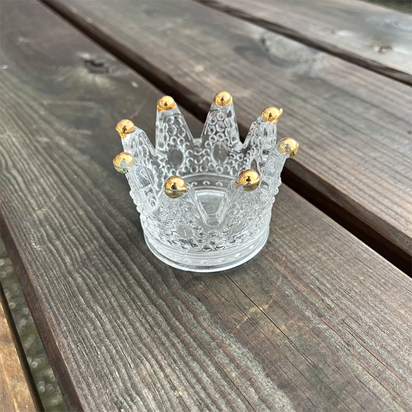 crown_ashtray_for_cigars_on_wooden_table