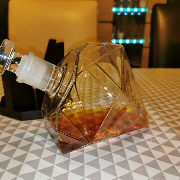 diamond_jewel_on_side_with_whiskey_inside_on_table