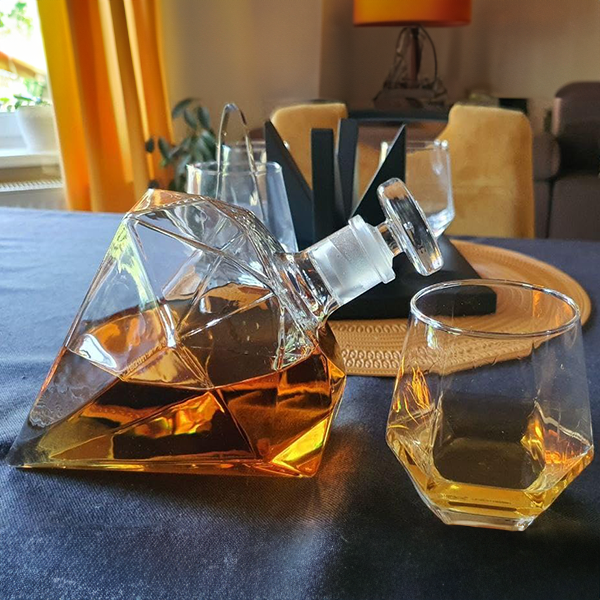 diamond_whiskey_glass_with_whiskey_inside_and_a_diamond_shaped_whiskey_decanter