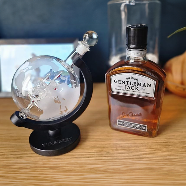 globe_whiskey_decanter_with_bottle_of_whiskey