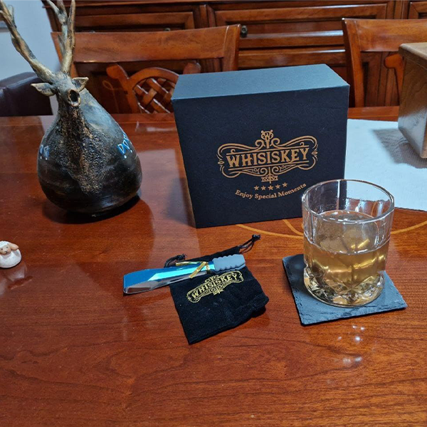 the_single_deluxe_whisiskey_tumbler_with_whiskey