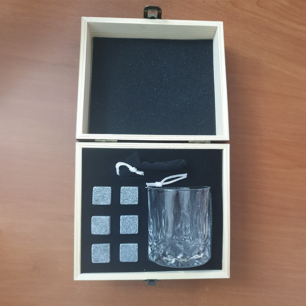 tumbler_whiskey_glass_with_whiskey_stones_in_wooden_giftbox