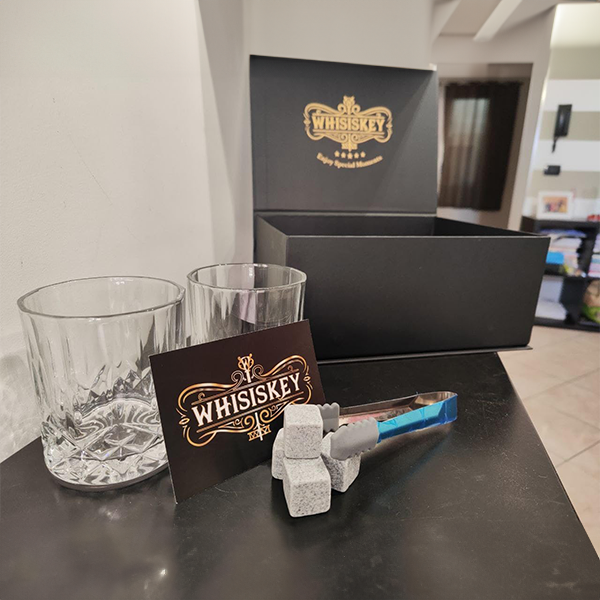 whiskey_accessory_gift_set_with_granite_cooling_stones_whisiskey
