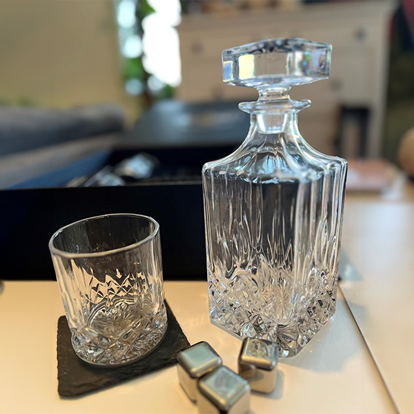 classic_decanter_with_cooling_stones_coaster_and_glass