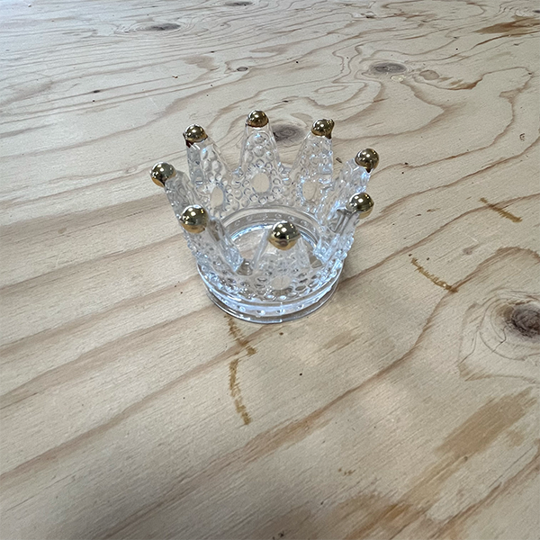 crown_ashtray_for_cigars_on_table
