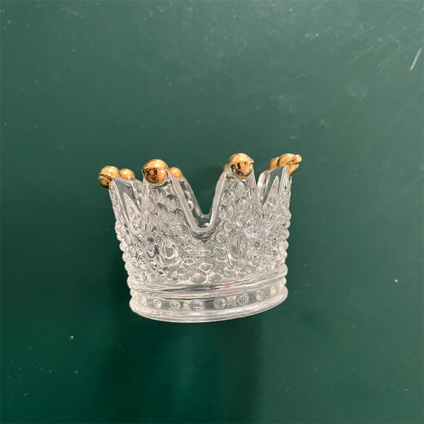 crown_ashtray_on_green_background