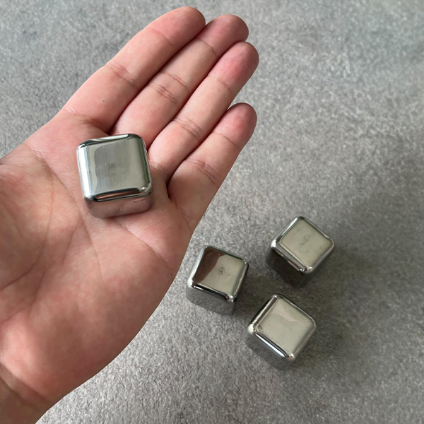 four_whiskey_cooling_stones_from_stainless_steel_in_hand
