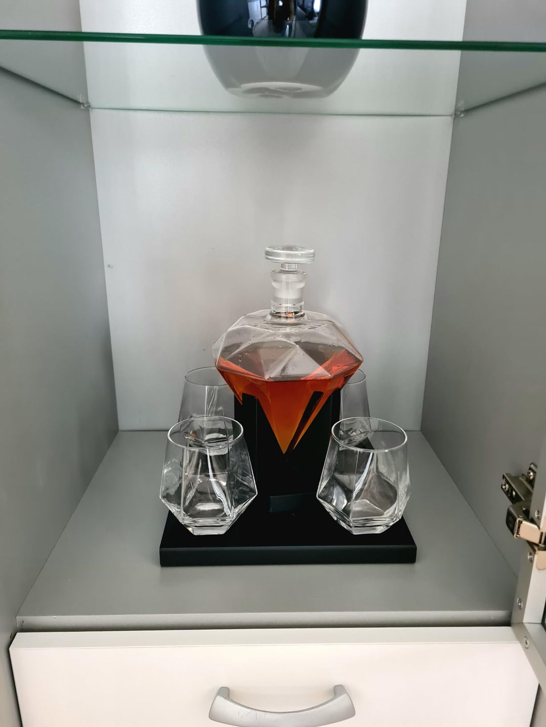 jewel_decanter_on_shelf_4_glasses_and_whiskey