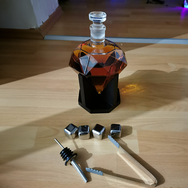 whiskey_jewel_decanter_with_stones_and_accessories