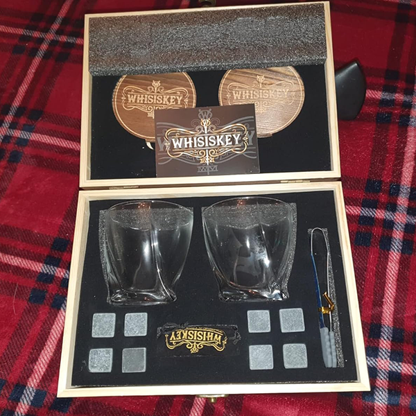 whiskey_wooden_gift_set_with_twisted_tumblers_whiskey_stones
