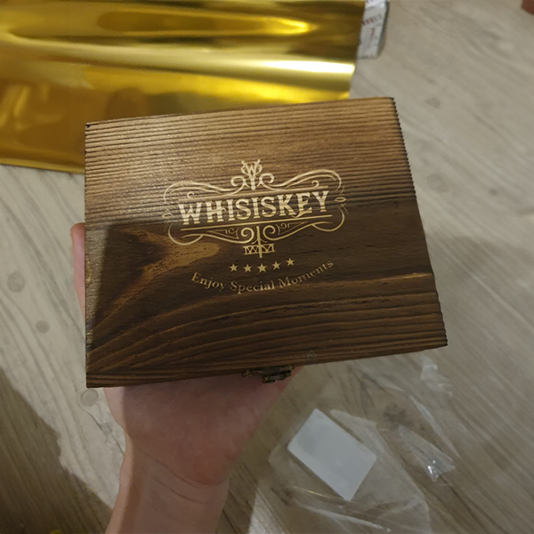 wooden_gift_box_of_whisiskey_cooling_stones_for_whiskey